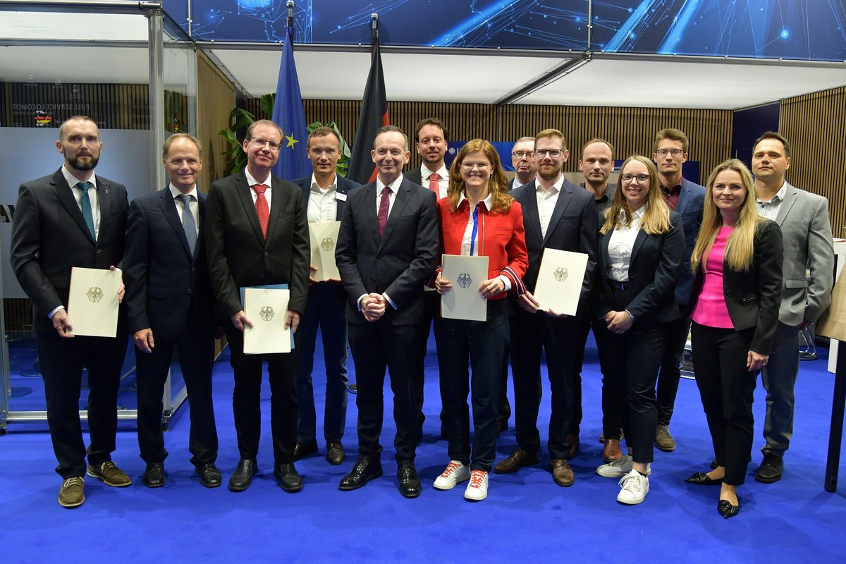 Gruppenfoto mit Bundesverkehrsminister Dr. Volker Wissing