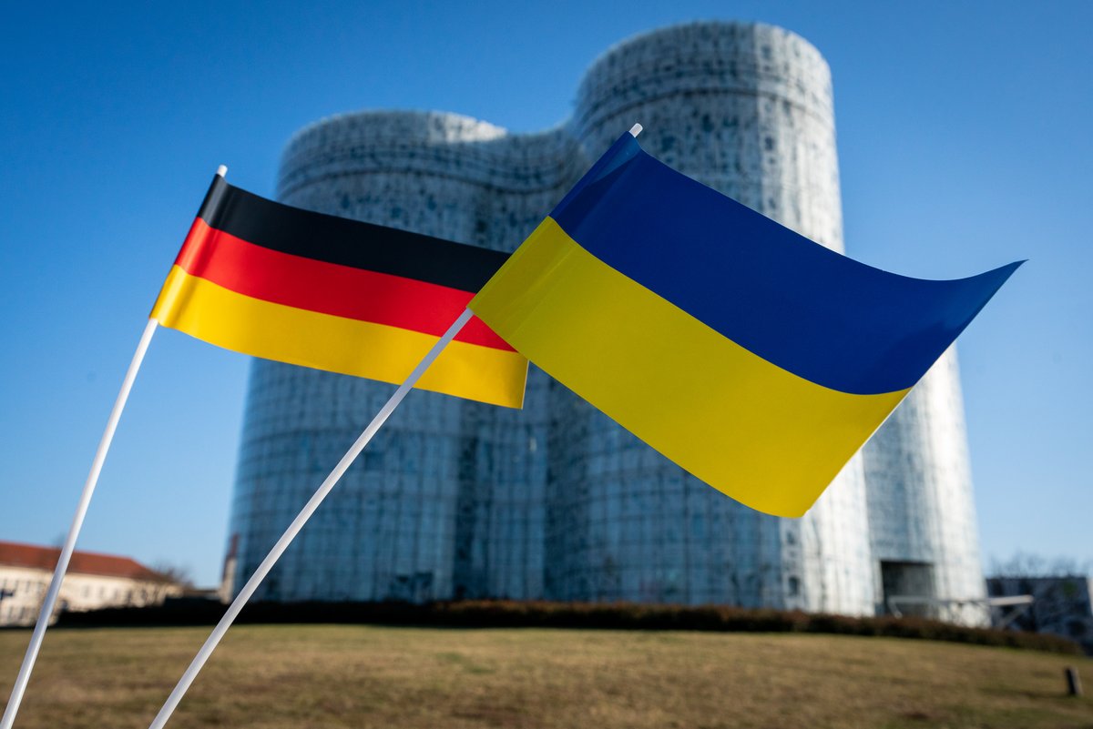 deutsche und ukrainische Flagge vor dem IKMZ