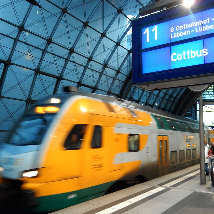 Auf dem Bild fährt der Zug nach Cottbus ab