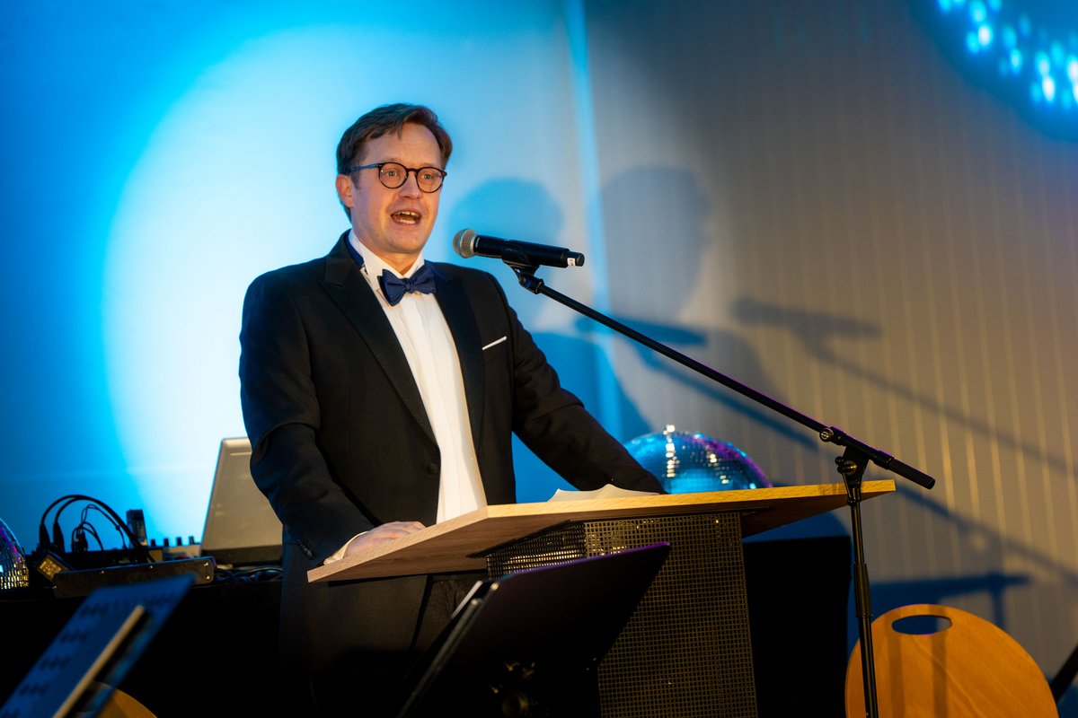 The Mayor of Senftenberg, Andreas Pfeiffer, speaks at the lectern.