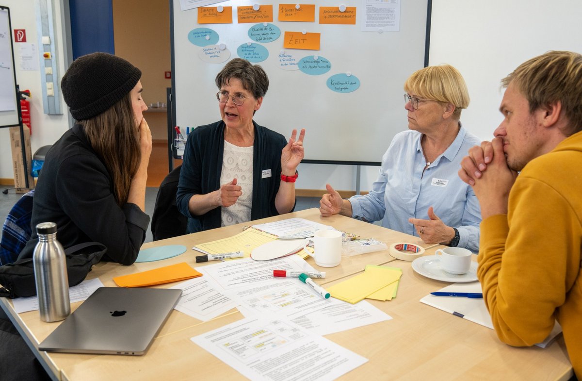 Teilnehmende diskutieren in einer der Arbeitsgruppen.