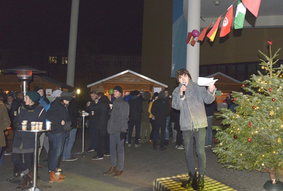 Der Poetry-Slammer Aron Boks tritt auf der Weihnachtsmarkt-Bühne auf..