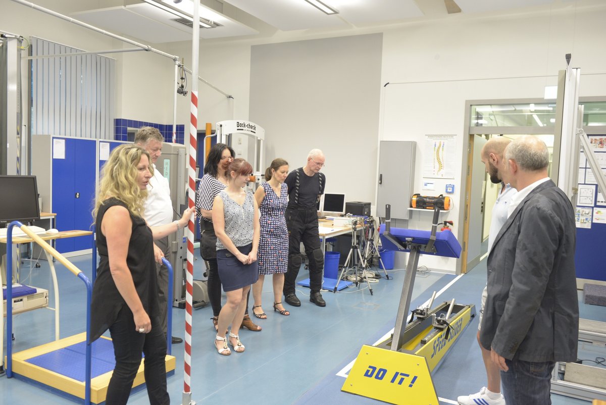 Teilnehmende der Veranstaltung bei einer Laborführung im Laborgebäude Physiotherapie.