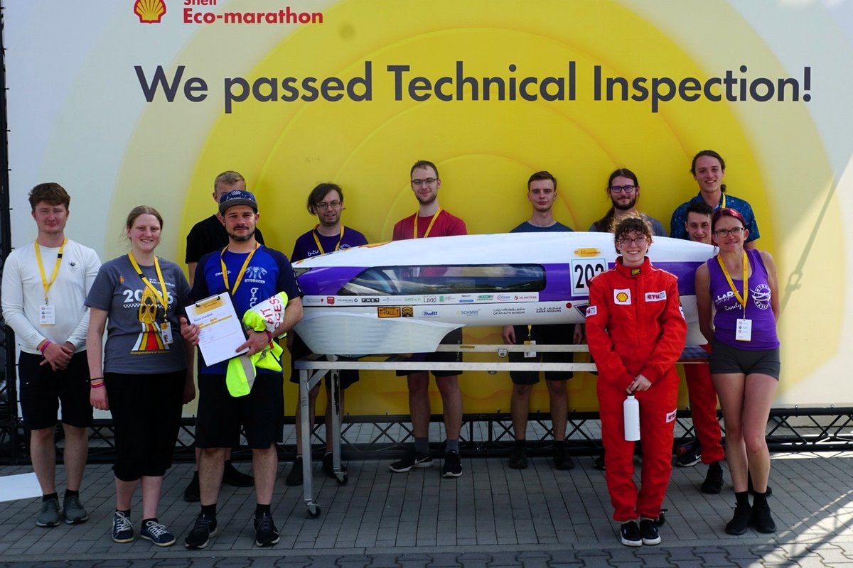 Das Team Lausitz Dynamics freut sich über die bestandene Technische Inspektion seines Fahrzeuges beim Shell Eco-marathon Poland.