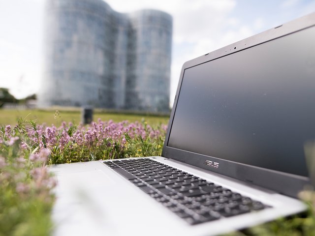 Laptop auf einer Wiese vor dem IKMZ