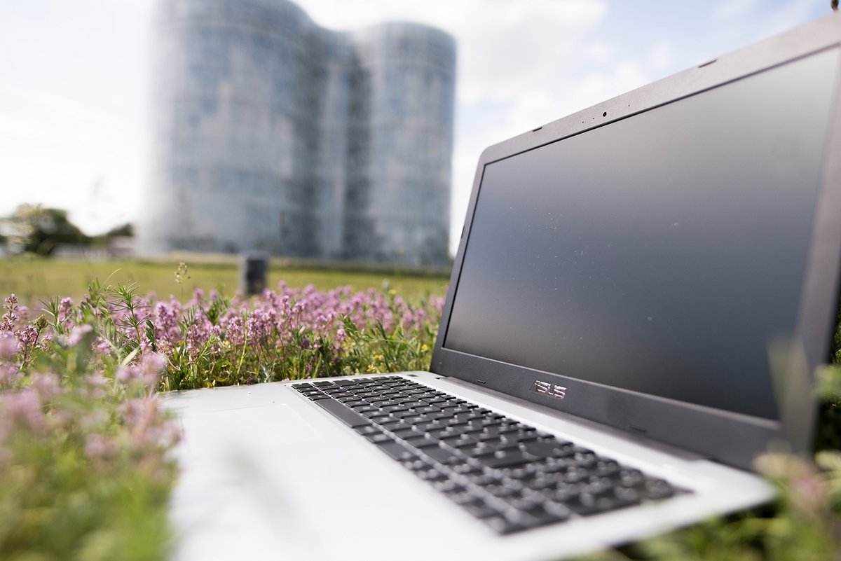 Laptop auf einer Wiese vor dem IKMZ