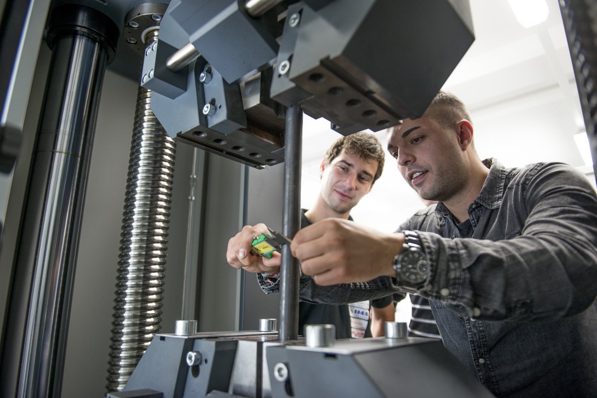 zwei Ingenieure bei der Materialprüfung im Maschinenbau