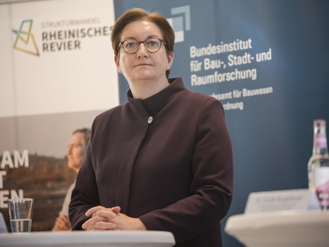 Bundesministerin Geywitz am Rednerpult