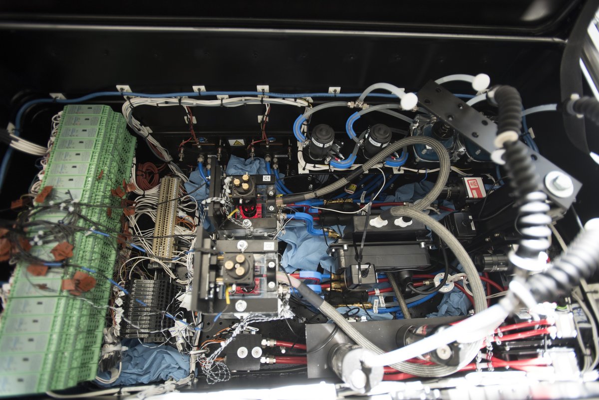 Blick in die Experimentkiste, in der ein Zylinderspaltexperiment für die 30. Parabelflugkampagne des DLR verbaut ist. 