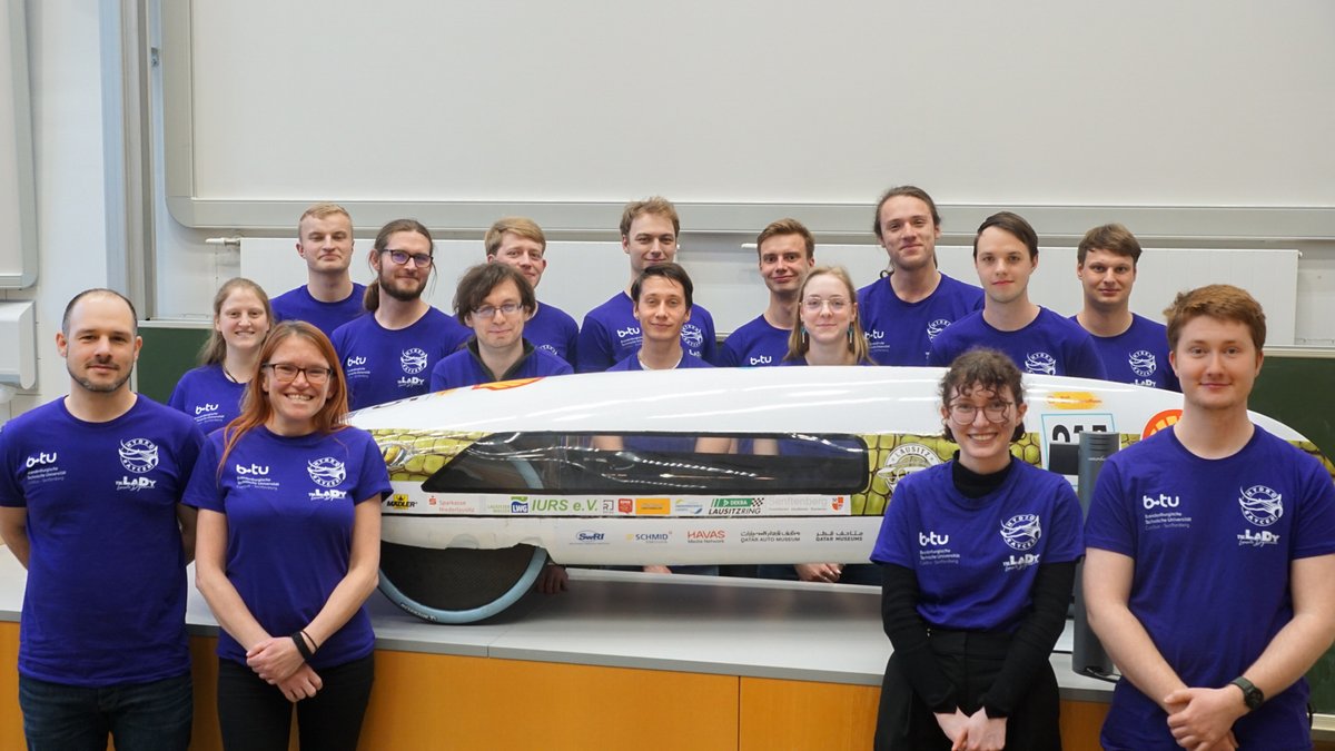 Das Team Lausitz Dynamics mit seinem Fahrzeug im Hörsaal an der BTU.