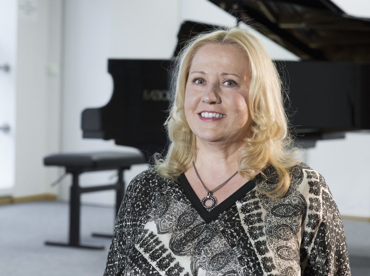 Porträtfoto von Professorin Simone Schröder vor einem Konzertflügel.