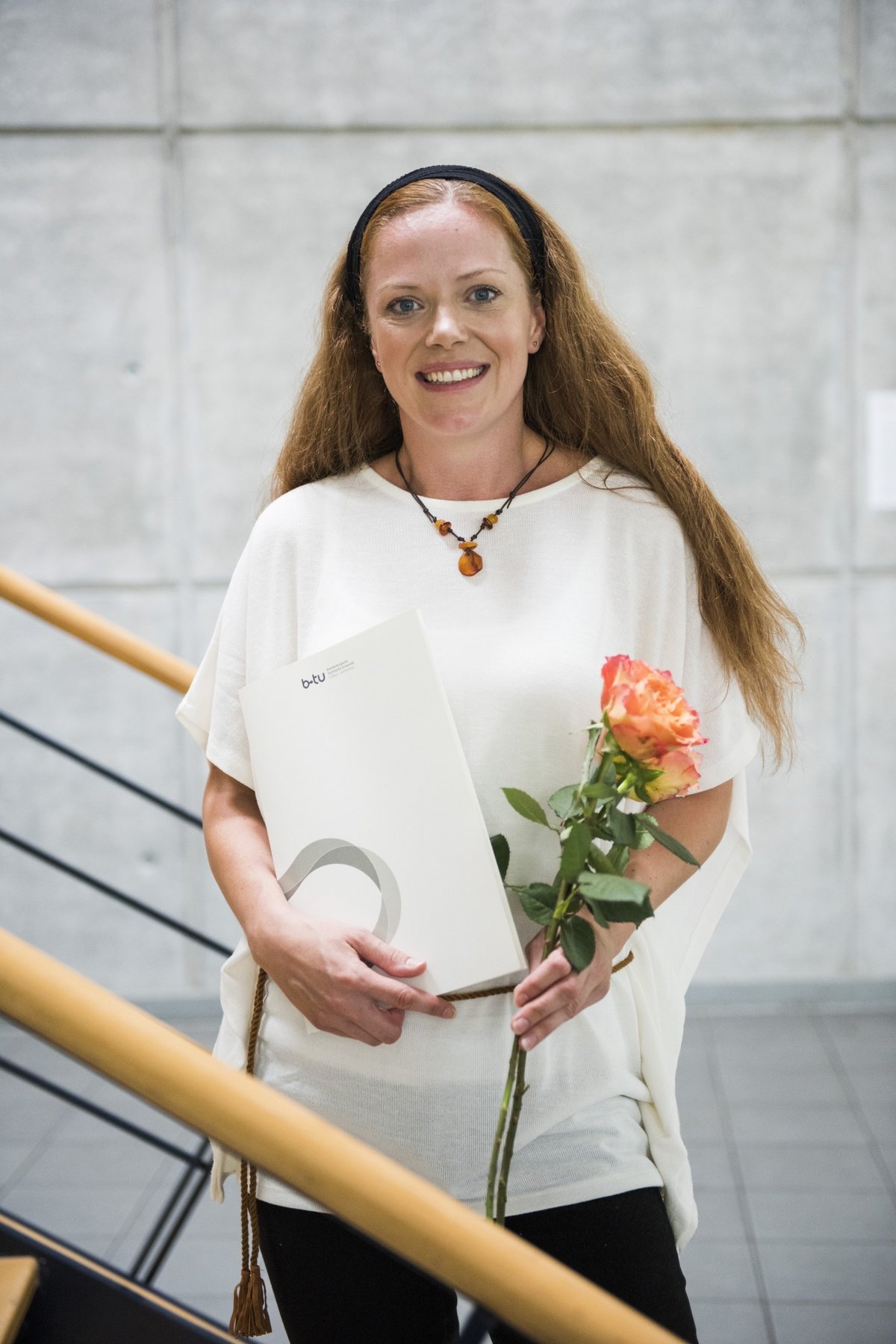 Katharina Hübner, die für herausragende Leistungen geehrt wurde, mit Urkunde und Blumen.