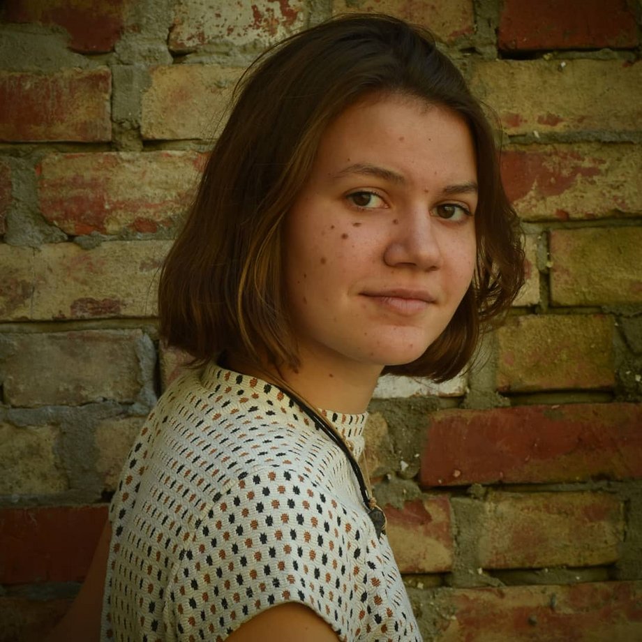 Bei dem Bild handelt es sich um eine farbige Porträt-Fotografie der studentischen Hilfskraft Helene Schammer. 