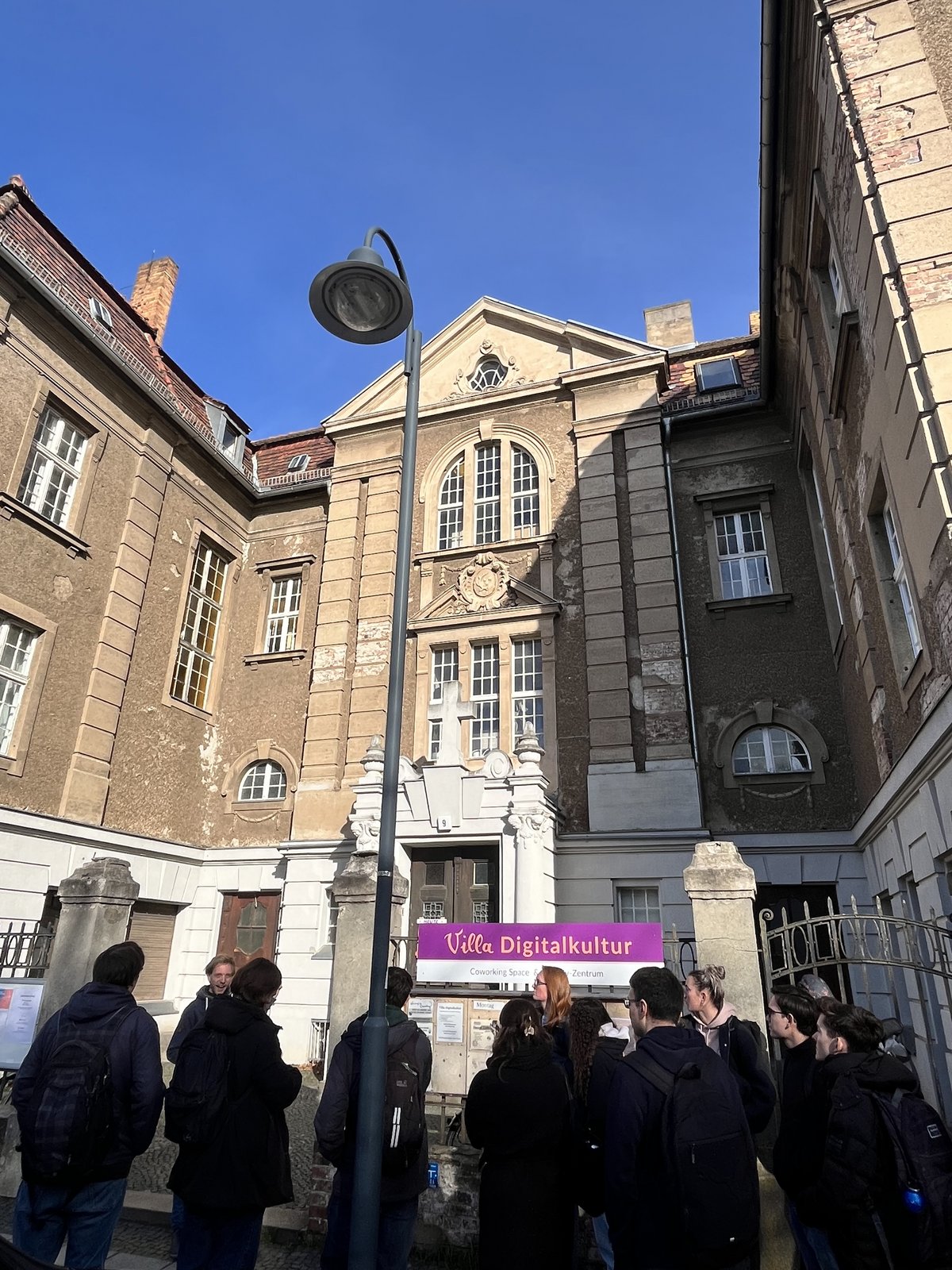 Gruppe junger Menschen vor der Villa 