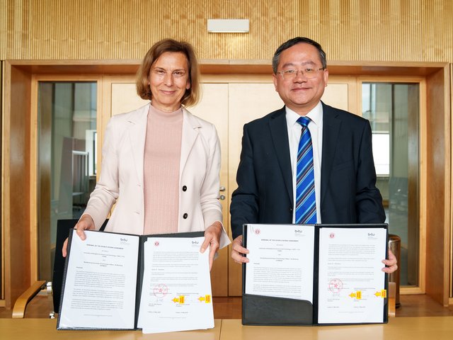 beide Präsidenten mit dem unterzeichneten Vertragr 