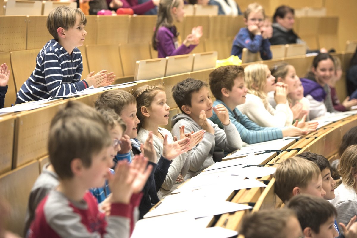 Kinderuni-Teilnehmer - im Hörsaal an der BTU Cottbus-Senftenberg sitzend.