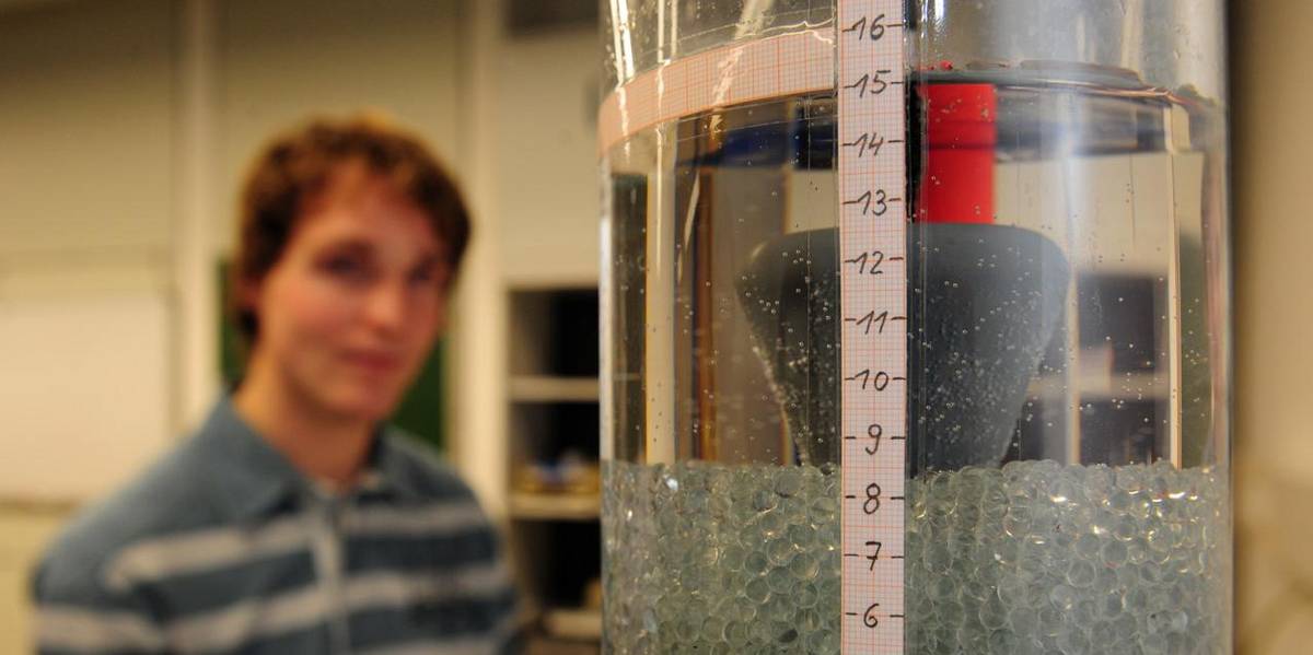 Student im Master Programm Klimagerechtes Bauen und betreiben betrachtet das Absetzverhalten einer Materialprobe