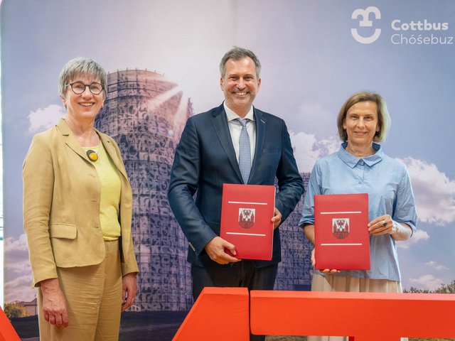 Auf dem Foto (v. li.): Kathrin Schneider, Ministerin und Chefin der Staatskanzlei Brandenburg, Tobias Schick, Oberbürgermeister der Stadt Cottbus, Prof. Dr. Gesine Grande, Präsidentin der BTU Cottbus-Senftenberg. 