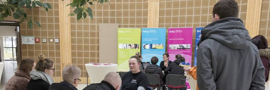 Studieninteressierte informieren sich im Konrad-Zuse-Medienzentrum