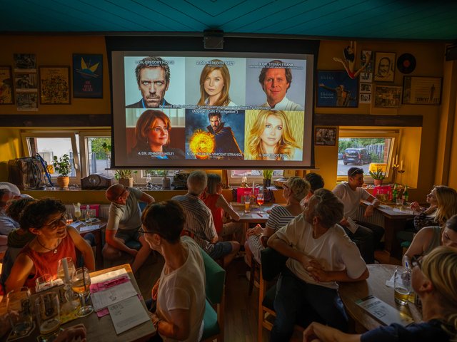 Knapp 40 Gäste knobeln beim Kneipenquiz im Casablanca (© Maik Pursch) 