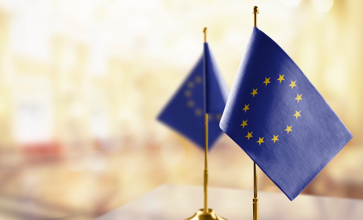 zwei Europa-Fahnen, Foto: butenkow/AdobeStock