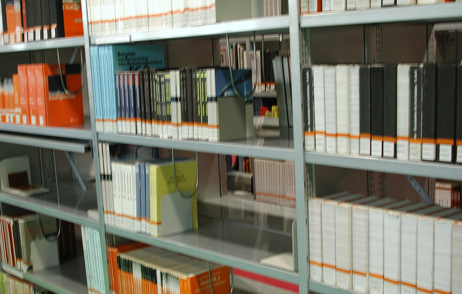 Lehrbuchsammlung in einer frei zugänglichen Aufstellung im IKMZ