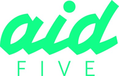 Das Bild zeigt das Logo von aid five, grüner Schriftzug auf weißem Untergrund. 