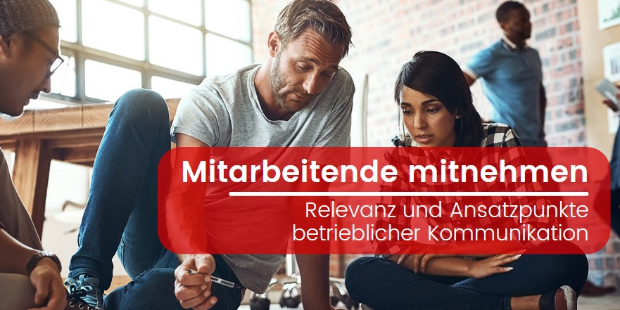 Mitarbeitende in einem Teamgespräch