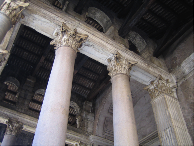 Der heutige Holzdachstuhl der Vorhalle des Pantheon in Rom, Ansicht von unten (aus Besucherperspektive).