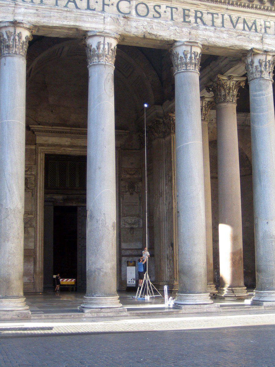 Ansicht der Säulenvorhalle des Pantheon in Rom während Bauaufnahmearbeiten. 