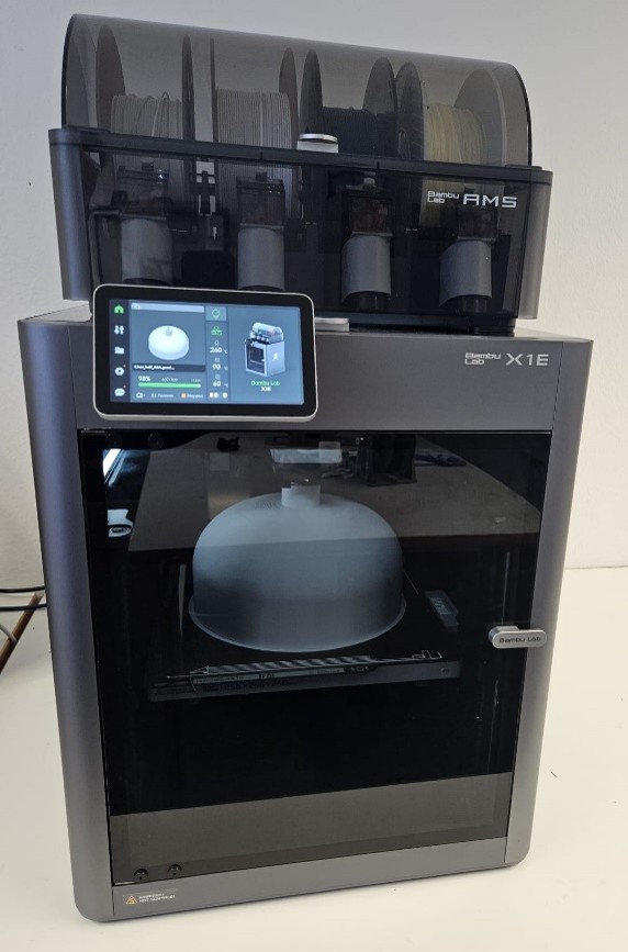 Bambu Lab X1E filamentbasierter 3D-Drucker mit Automatischem MaterialSystem während des Druckprozesses