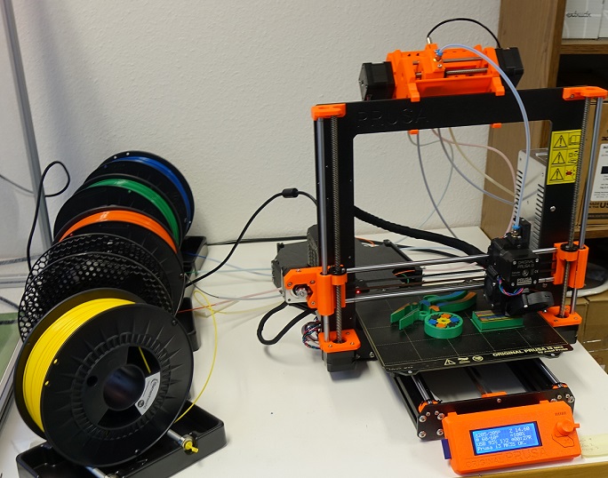 Foto des FDM 3D-Druckers Prusa i3 MK3S mit der Multi Material Unit 2S