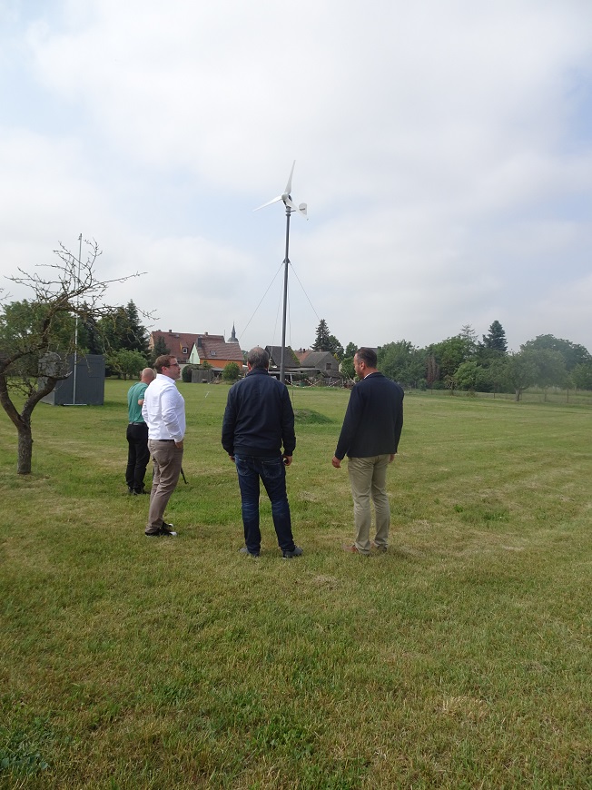 Prof. Seidlitz, Herr Beloch und das RBB Team besichtigen die Kleinwindkraftanlage