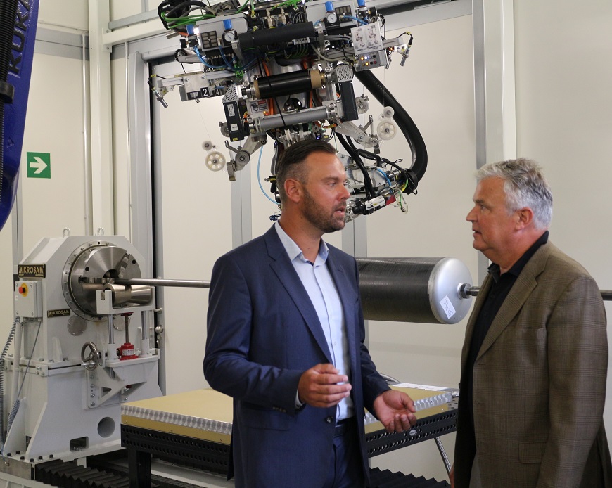Prof. Seidlitz informiert Lausitz-Beauftragten Dr. Freytag über Möglichkeiten des Automated Fiber Placements (AFP)