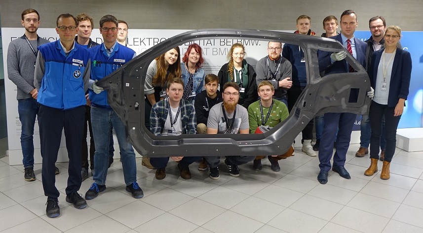 Prof. Seidlitz, BMW Mitarbeiter und Studenten gruppieren sich um BMW i3 Seitenrahmen