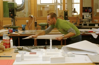 Modellbauwerkstatt Modellbauwerkstatt der Fakultät 6, Mitarbeiter schleift eine Platte