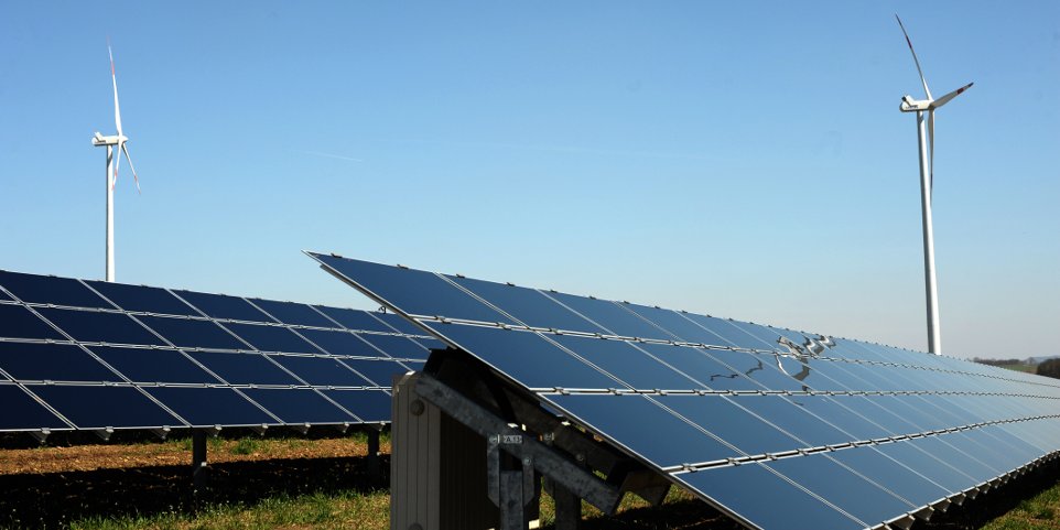  Übersetzen Solar panels and wind turbines