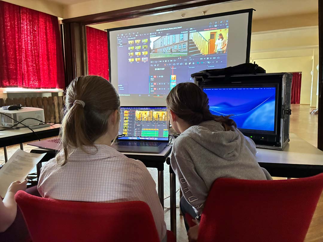 Workshopteilnehmende beim Filmschnitt Workshopteilnehmende beim Filmschnitt (© D. Franke-Sakuth)