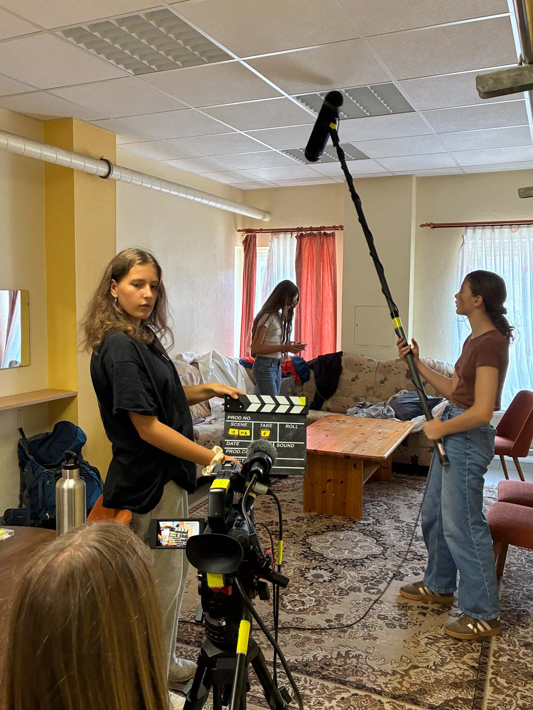 Teilnehmende des Workshops beim Filmdreh zu "Die Rache der Zweiten" im Kulturhaus Plessa (© R. Hohnhaus)
