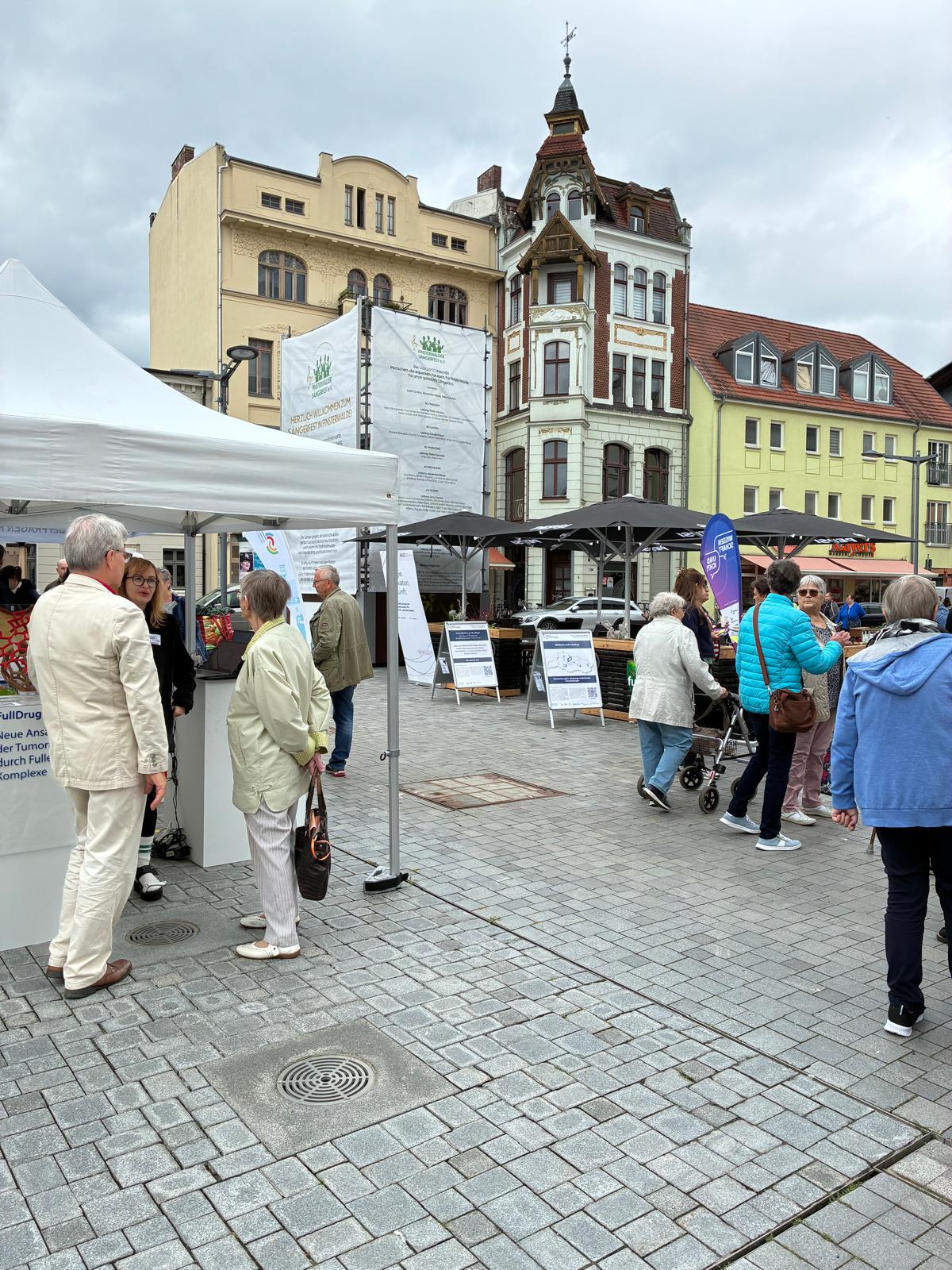Forschende kamen am 22. Juli mit den Finsterwalder Bürger:innen auf dem Wochenmarkt ins Gespräch (© D. Franke-Sakuth)