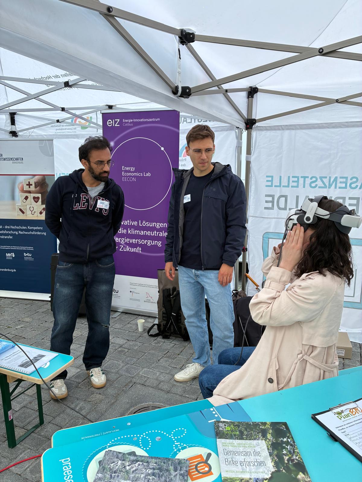 Die Gelegenheit, mit Forschenden in den direkten Austausch zu treten, Exponate zu begutachten und sich zu aktuellen Projekten zu informieren, wurde rege genutzt (© D. Franke-Sakuth)