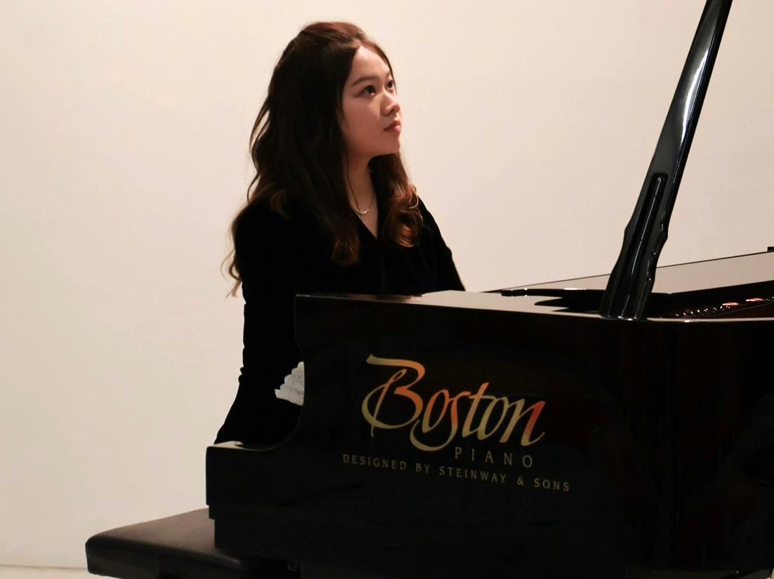 Die Studentin Yali Zhao am Klavier.