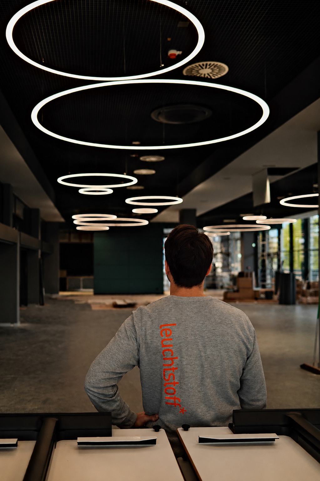 Stefan Restemeier (leuchtstoff) bei der Installaion seiner Leuchten in der Mensa