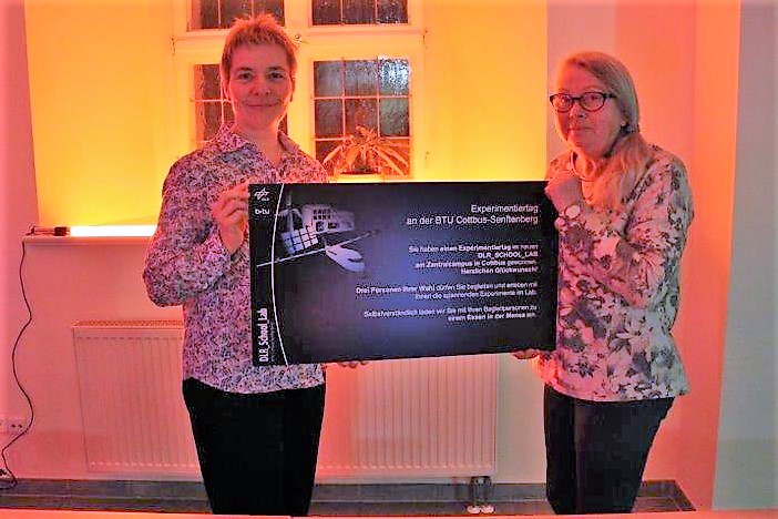 Die Gewinnerin des BTU-Preises Christine Slomka (re.) und Barbara Meitz vom BTU-College präsentieren den Gutschein für den Preis. Foto: Stadt Senftenberg.