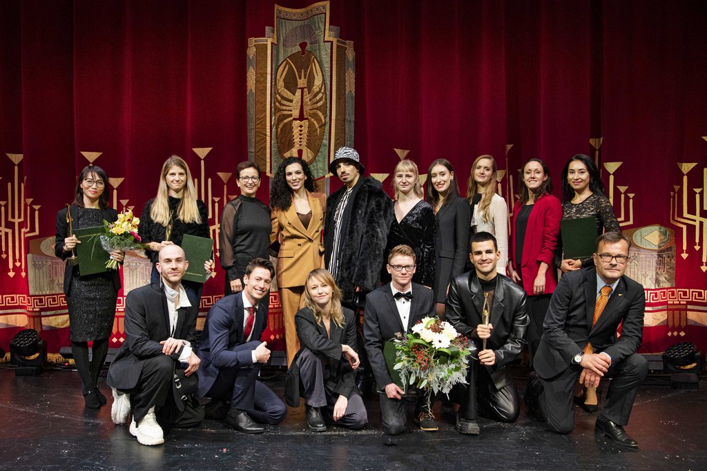 Gruppenbils aller Preisträger*innen auf der Bühne des Staatstheaters