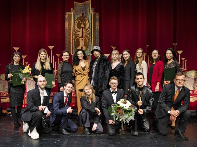 Gruppenbils aller Preisträger*innen auf der Bühne des Staatstheaters