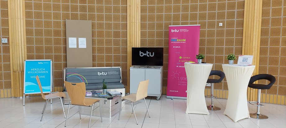 Infopoint im Gebäude 11 des Campus Senftenberg zur Information der neuen Student*innen