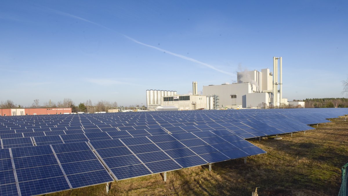 Photovoltaikanlage vor Fabrikgebäude
