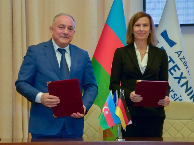 The rector of TUA and the president with the signed documents.