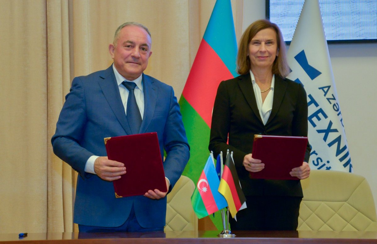 The rector of TUA and the president with the signed documents.